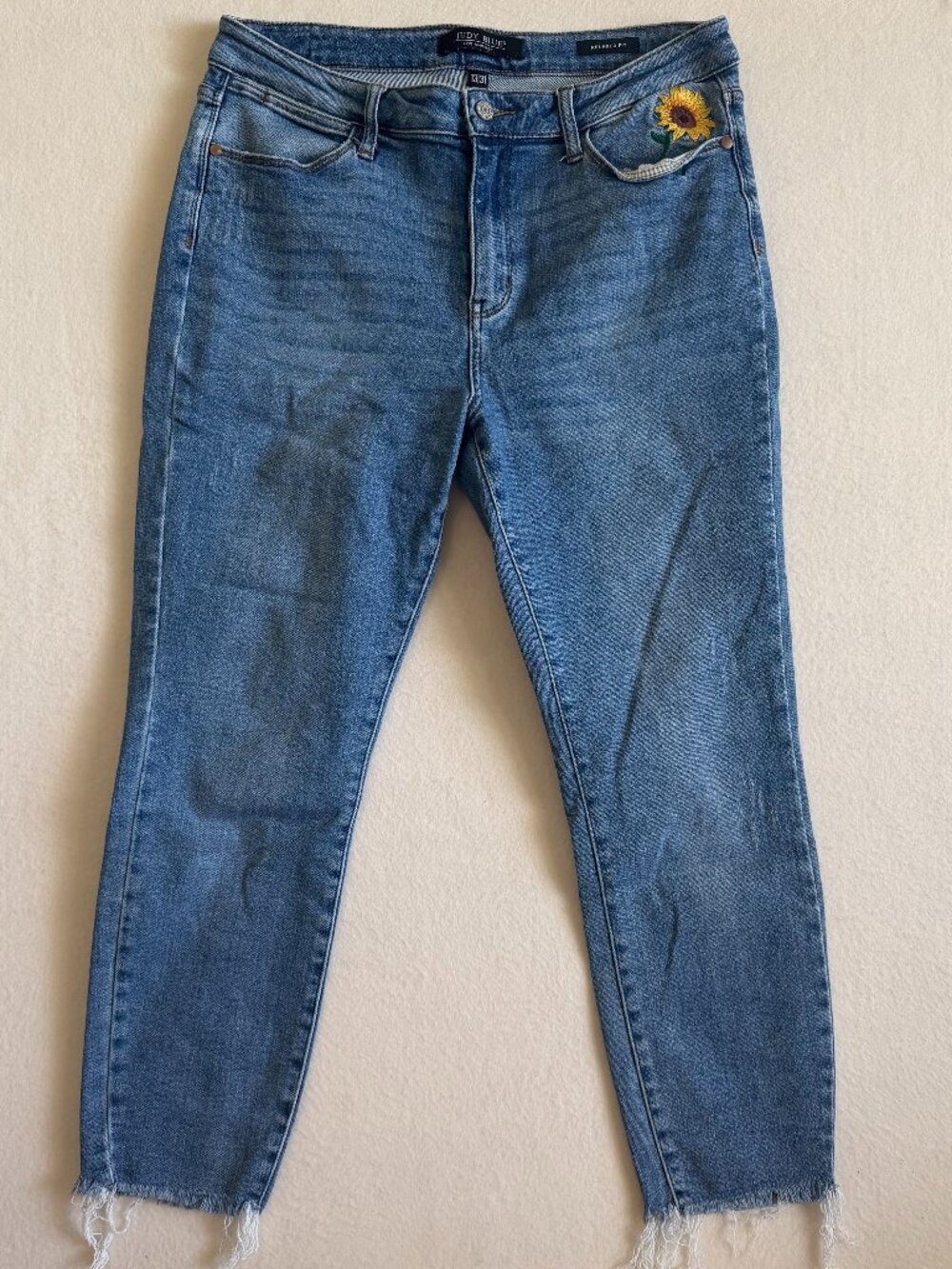 Judy Blue Jeans Women's 13/31 Sunflower Embroidered Floral Blue Relaxed Fit